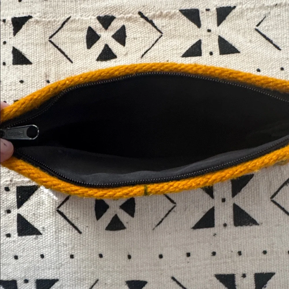 Made in Peru Embroidered Floral Pouch - Picture 2 of 3